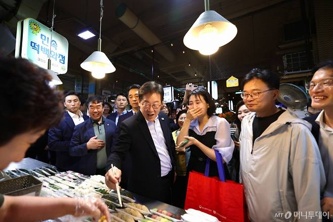 (서울=뉴스1) 허경 기자 = 이재명 대통령과 김혜경 여사가 17일 서울 은평구 연서시장을 방문해 떡을 시식하고 있다. (대통령실 제공. 재판매 및 DB 금지) 2025.8.17/뉴스1  Copyright (C) 뉴스1. All rights reserved. 무단 전재 및 재배포,  AI학습 이용 금지. /사진=(서울=뉴스1) 허경 기자