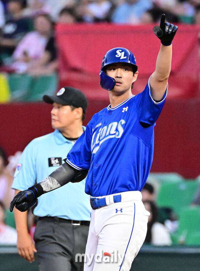 2025년 8월 7일 오후 인천 SSG랜더스필드에서 열린 '2025 신한 SOL뱅크 KBO 리그' 삼성 라이온즈와 SSG랜더스의 경기 삼성 구자욱이 4회초 2사 2.3루서 2타점 적시타를 친 뒤 기뻐하고 있다./마이데일리