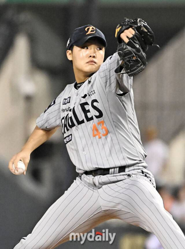 27일 오후 서울 잠실야구장에서 진행된 '2025 프로야구 KBO리그' LG트윈스와 한화이글스의 경기.한화 정우주가 역투하고 있다./마이데일리