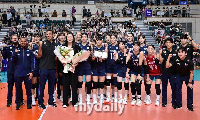 2025년 8월 17일 경상남도 진주실내체육관에서 '2025 코리아인비테이셔널 진주 국제여자배구대회' 대한민국과 체코의 경기가 열렸다. 표승주가 경기 전 국가대표 은퇴식에서 기념촬영을 하고 있다./진주=유진형 기자