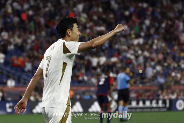 손흥민이 17일 뉴잉글랜드와 경기에서 쐐기포를 어시스트한 뒤 주먹을 불끈 쥐고 기뻐하고 있다. /게티이미지코리아
