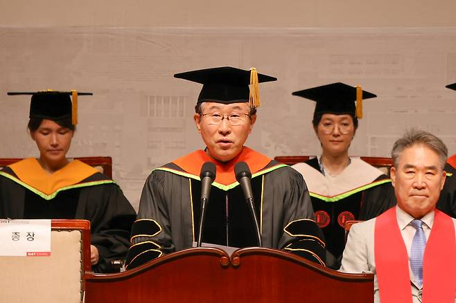 임기철 GIST 총장이 2025년 하반기 학위수여식에서 식사를 하고 있다.[GIST 제공]