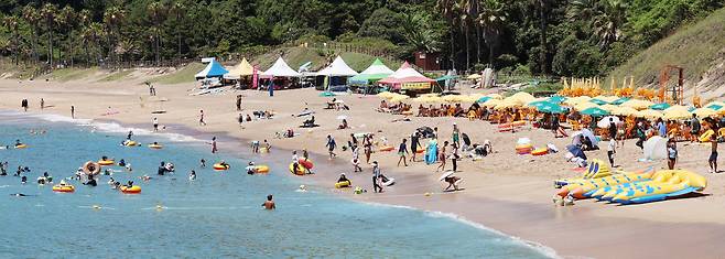 무더위가 이어진 16일 오후 제주 서귀포시 중문해수욕장에서 피서객들이 물놀이하며 더위를 식히고 있다. [연합]