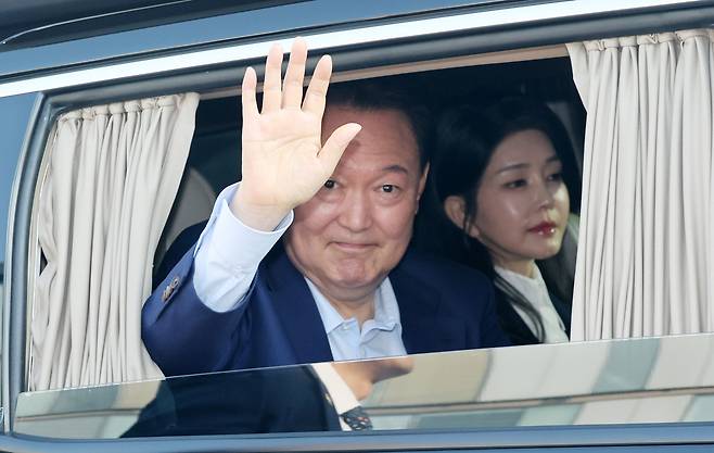 윤석열 전 대통령 부부가 지난 4월 11일 서울 용산구 한남동 관저에서 나와 서초동 사저로 향하고 있다.[연합]