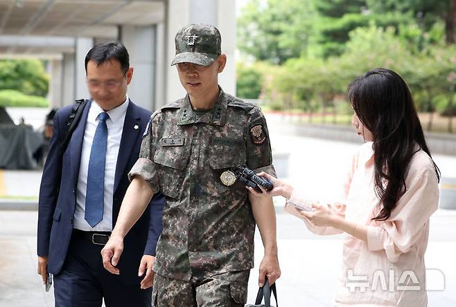 [서울=뉴시스] 김선웅 기자 = 평양 무인기 침투 관여 의혹을 받는 김용대 전 드론작전사령관이 17일 서울 서초구 서울고등검찰청에 위치한 내란특검에서 진행되는 피의자 조사에 출석하고 있다. 2025.08.17. mangusta@newsis.com