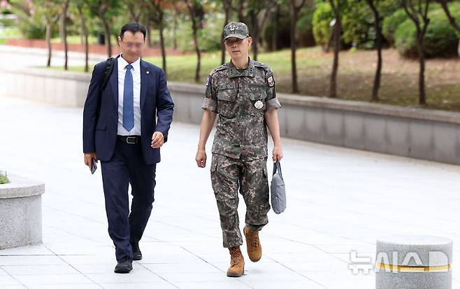 [서울=뉴시스] 김선웅 기자 = 평양 무인기 침투 관여 의혹을 받는 김용대 전 드론작전사령관이 17일 서울 서초구 서울고등검찰청에 위치한 내란특검에서 진행되는 피의자 조사에 출석하고 있다. 2025.08.17. mangusta@newsis.com