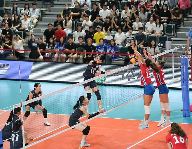 [서울=뉴시스] 한국 여자배구 대표팀이 17일 경남 진주의 진주실내체육관에서 열린 2025 코리아인비테이셔널 진주 국제여자배구대회 체코전에서 공격을 시도하고 있다. (사진=대한배구협회 제공) 2025.08.17. *재판매 및 DB 금지