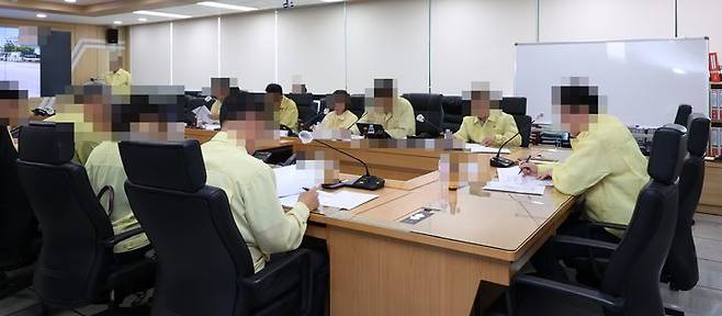 [수원=뉴시스] 더불어민주당 소속 자치단체장이 속한 경기지역 한 지방자치단체에서 재난대책회의가 진행 중이다.(사진=뉴시스DB).photo@newsis.com *재판매 및 DB 금지