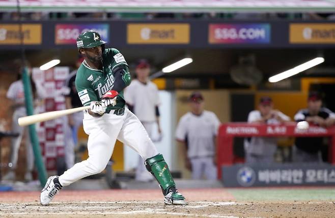 16일 LG와 홈 경기에서 만루 홈런을 날린 SSG 에레디야. SSG 랜더스