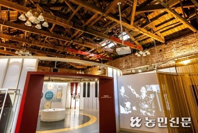 목포대중음악의전당으로 변신한 옛 호남은행 목포지점 내부.