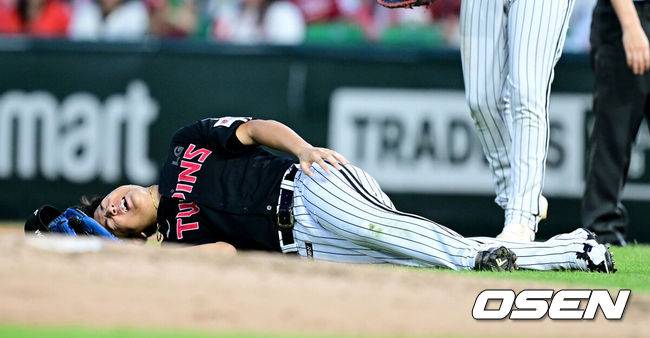 [OSEN=인천, 최규한 기자] 16일 인천 SSG랜더스필드에서 ‘2025 신한 SOL Bank KBO리그’ SSG 랜더스와 LG 트윈스의 경기가 열렸다.홈팀 SSG는 김건우, 방문팀 LG는 송승기를 선발로 내세웠다.5회말 무사 1루 상황 SSG 현원회의 내야 안타 때 타구에 몸을 맞은 LG 선발 송승기가 고통을 호소하고 있다. 2025.08.16 / dreamer@osen.co.kr