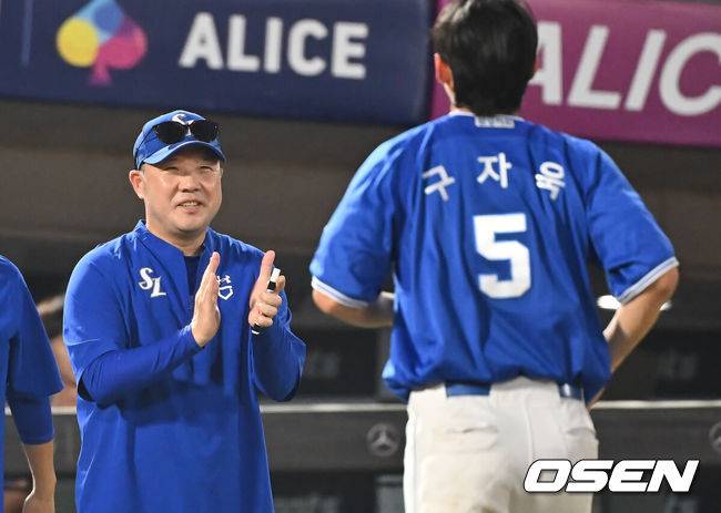[OSEN=부산, 이석우 기자] 16일 부산 사직야구장에서 2025 신한 SOL 뱅크 KBO 리그 롯데 자이언츠와 삼성 라이온즈의 경기가 열렸다. 홈팀 롯데는 박세웅이, 방문팀 삼성은 최원태가 선발 출전했다.삼성 라이온즈 박진만 감독이 롯데 자이언츠에 4-1로 승리, 구자욱과 기쁨을 나누고 있다. 2025.08.16 / foto0307@osen.co.kr
