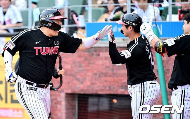 [OSEN=인천, 최규한 기자] 17일 인천 SSG랜더스필드에서 ‘2025 신한 SOL Bank KBO리그’ SSG 랜더스와 LG 트윈스의 경기가 열렸다.홈팀 SSG는 최민준, 방문팀 LG는 임찬규를 선발로 내세웠다.2회초 무사 1루 상황 LG 김현수가 선제 우월 투런포를 날리고 홈을 밟은 뒤 오지환-박동원과 기뻐하고 있다. 2025.08.17 / dreamer@osen.co.kr