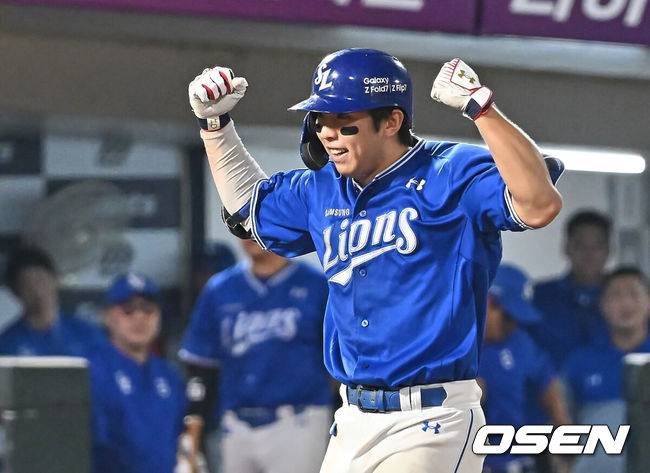 [OSEN=부산, 이석우 기자] 17일 부산 사직야구장에서 2025 신한 SOL 뱅크 KBO 리그 롯데 자이언츠와 삼성 라이온즈의 경기가 열렸다. 홈팀 롯데는 감보아가, 방문팀 삼성은 이승현이 선발 출전했다.삼성 라이온즈 김영웅이 8회초 1사 만루 동점 우월 만루 홈런을 치고 환호하고 있다. 2025.08.17 / foto0307@osen.co.kr