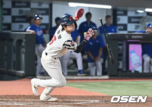 [OSEN=부산, 이석우 기자] 17일 부산 사직야구장에서 2025 신한 SOL 뱅크 KBO 리그 롯데 자이언츠와 삼성 라이온즈의 경기가 열렸다. 홈팀 롯데는 감보아가, 방문팀 삼성은 이승현이 선발 출전했다.롯데 자이언츠 한태양이 7회말 1사 3루 우익수 앞 동점 1타점 안타를 치고 있다. 2025.08.17 / foto0307@osen.co.kr