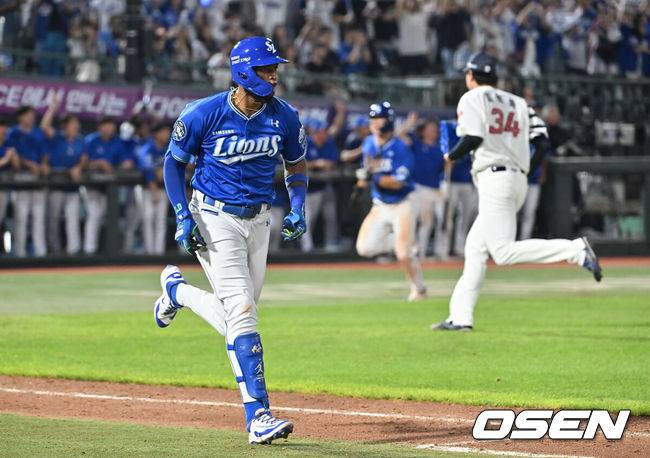 [OSEN=부산, 이석우 기자] 17일 부산 사직야구장에서 2025 신한 SOL 뱅크 KBO 리그 롯데 자이언츠와 삼성 라이온즈의 경기가 열렸다. 홈팀 롯데는 감보아가, 방문팀 삼성은 이승현이 선발 출전했다.삼성 라이온즈 디아즈가 9회초 1사 만루 우익수 앞 1타점 안타를 치고 있다. 2025.08.17 / foto0307@osen.co.kr