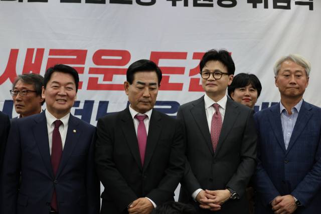 ▲국민의힘 당 대표 후보 선거에 출마한 안철수 의원(왼쪽)과 한동훈 전 대표(왼쪽 세 번째)가 11일 오후 광주 서구 홀리데이인 광주호텔에서 열린 김화진 국민의힘 전남도당 위원장 취임식에 참석해 기념 사진을 찍고 있다. ⓒ연합뉴스