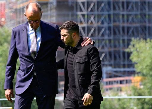 지난 13일(현지시간) 프리드리히 메르츠 독일 총리(왼쪽)가 사전 예고 없이 베를린을 ‘깜짝’ 방문한 볼로디미르 젤렌스키 우크라이나 대통령의 어깨를 두드리며 환영하고 있다. 로이터연합뉴스