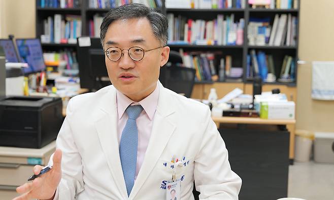 조영민 서울대병원 내분비내과 교수는 “인류 역사상 지금처럼 달콤한 음식이 넘쳐난 적이 없다”며 “혈당 관리를 위해서는 당 섭취를 줄이고 식이 섬유를 우선 섭취하는 식습관을 비롯해 운동, 수면, 스트레스를 관리하는 습관이 필요하다”고 말했다. 서울대병원 제공