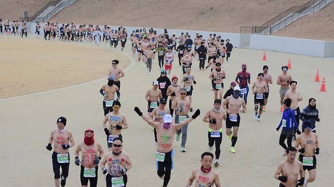 지난 1월 5일 대구 달서구 두류공원에서 열린 ‘2025 전국새해 알몸 마라톤대회’ 참가자들이 출발 신호에 맞춰 달리기를 시작하고 있다. 주최 측 제공