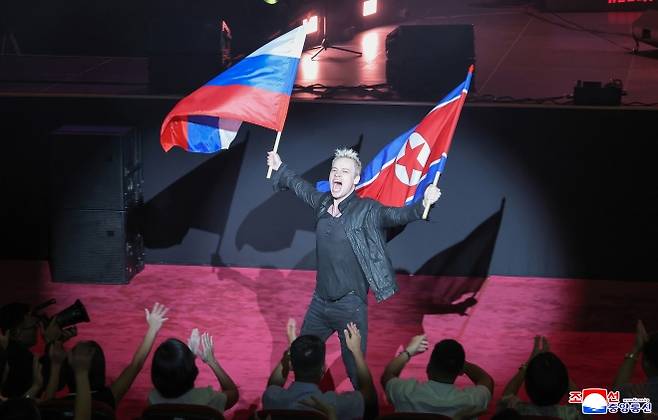 조국해방(광복) 80주년을 맞아 북한을 방문한 러시아 예술사절들의 경축공연이 지난 15일 평양체육관에서 진행됐다고 조선중앙통신이 16일 보도했다. 김정은 국무위원장이 러시아 하원(국가두마) 의장과 함께 공연을 관람했다. 이날 공연에서는 ‘친 푸틴’ 성향으로 유명한 가수 샤먼(본명 야로슬라프 드로노프)이 ‘나의 러시아’와 ‘일어서리’ 등 애국주의 주제의 노래를 불렀다고 통신은 전했다. 2025.8.16 조선중앙통신 연합뉴스