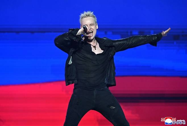 조국해방(광복) 80주년을 맞아 북한을 방문한 러시아 예술사절들의 경축공연이 지난 15일 평양체육관에서 진행됐다고 조선중앙통신이 16일 보도했다. 김정은 국무위원장이 러시아 하원(국가두마) 의장과 함께 공연을 관람했다. 이날 공연에서는 ‘친 푸틴’ 성향으로 유명한 가수 샤먼(본명 야로슬라프 드로노프)이 ‘나의 러시아’와 ‘일어서리’ 등 애국주의 주제의 노래를 불렀다고 통신은 전했다. 2025.8.16 조선중앙통신 연합뉴스