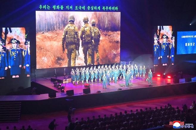 조국해방(광복) 80주년을 맞아 북한을 방문한 러시아 예술사절들의 경축공연이 지난 15일 평양체육관에서 진행됐다고 조선중앙통신이 16일 보도했다. 김정은 국무위원장이 러시아 하원(국가두마) 의장과 함께 공연을 관람했다. 2025.8.16 조선중앙통신 연합뉴스