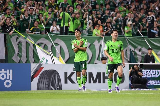 전북 현대 안드레아 전진우가 16일 전주월드컵경기장에서 열린 2025 K리그1 26라운드 대구FC와의 홈 경기에서 득점한 뒤 기뻐하고 있다. K리그 제공