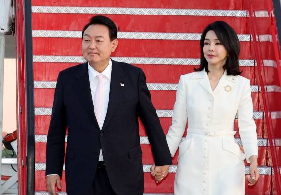 윤석열 대통령과 김건희 여사가 북대서양조약기구(나토) 정상회의 참석을 위해 27일(현지시간) 스페인 마드리드 바라하스 국제공항에 도착, 공군 1호기에서 내리고 있다. 2022.6.28 연합뉴스
