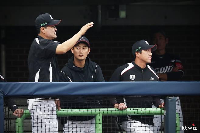 프로야구 KT 위즈의 이종범 코치(왼쪽)는 6월27일 코치직을 사임했다. ⓒKT 위즈 제공