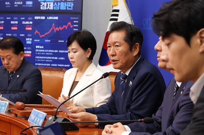 정청래 더불어민주당 대표(가운데)가 8월13일 서울 여의도 국회에서 열린 최고위원회에서 발언하고 있다. ⓒ연합뉴스