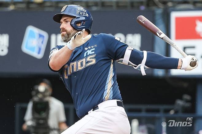 NC 데이비슨은 부상 투혼을 펼치며 이달 1일 팀에 조기 복귀했다. 그는 온전하지 않은 몸 상태에서도 홈런 행진을 이어가며 팀의 순위 경쟁에 보탬이 되고 있다. 사진제공｜NC 다이노스