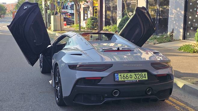 마세라티 MC20 첼로는 테일램프와 배기구, 디퓨저가 유기적으로 구성된 후면부를 통해 고성능 미드십 슈퍼카의 위용을 드러낸다.&nbsp; 원성열 기자 sereno@dogna.com