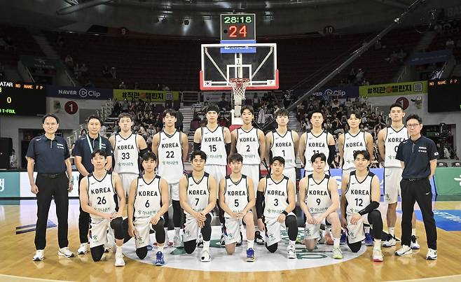 안준호 감독(왼쪽)이 이끈 남자농구국가대표팀은 2025 FIBA 아시아컵 8강전에서 중국의 벽을 넘지 못하고 대회를 마무리했다. 목표였던 4강 무대를 밟진 못했지만, 태극마크에 진심인 선수들이 하나로 뭉쳤다는 점이 앞으로를 더욱 기대케 했다. 사진제공ㅣ대한민국농구협회