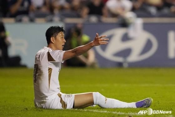 손흥민이 10일(한국시간) 미국 시카고의 시트긱 스타디움에서 열린 LA FC 대 시카고 파이어와의 '2025 미국 메이저리그사커(MLS)'에서 심판에 항의하고 있다. /AFPBBNews=뉴스1