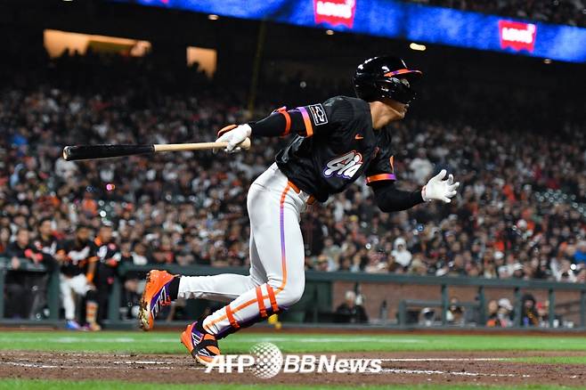 이정후가 17일(한국 시각) 미국 캘리포니아주 샌프란시스코에 위치한 오라클파크에서 펼쳐진 2025 미국 프로야구 메이저리그(MLB) 탬파베이 레이스와 샌프란시스코 자이언츠의 맞대결에서 타격 후 1루를 향해 뛰고 있다. /AFPBBNews=뉴스1
