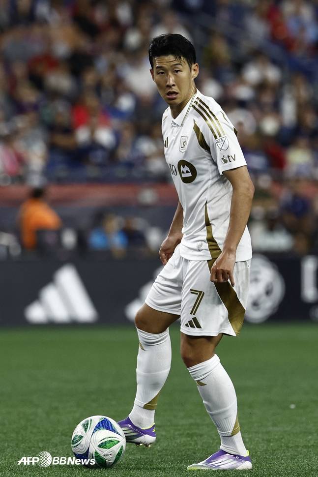 드리블하고 있는 손흥민. /AFPBBNews=뉴스1