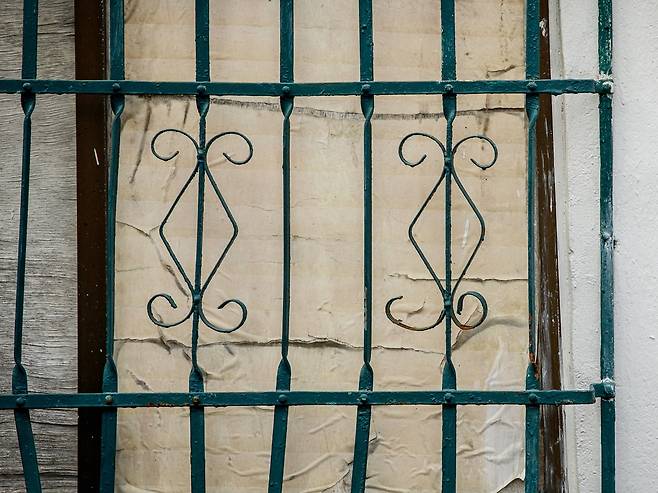 옛 방범창살의 다양한 문양. 마치 예술작품 같다. [사진 | 오상민 작가]