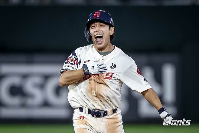 롯데 자이언츠 외야수 황성빈이 17일 부산 사직야구장에서 열린 2025 신한 SOL Bank KBO리그 삼성 라이온즈와의 팀 간 13차전에서 9회초 동점 솔로 홈런을 기록한 뒤 포효하고 있다. 사진 롯데 자이언츠