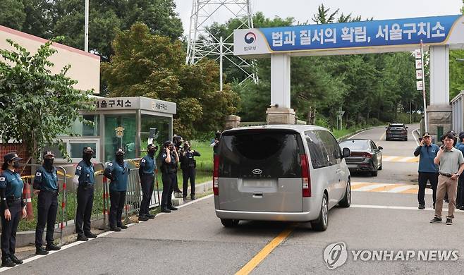 윤 전 대통령 체포 위해 구치소 들어가는 김건희 특검팀 (의왕=연합뉴스) 임화영 기자 = 7일 김건희 여사 관련 의혹을 수사하는 민중기 특별검사팀이 조사에 불응하는 윤석열 전 대통령을 체포해 구인하기 위해 경기도 의왕시 서울구치소로 들어가고 있다. 2025.8.7 hwayoung7@yna.co.kr
