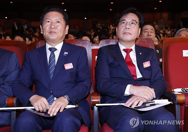 광복절 경축식 참석한 정청래 대표와 송언석 비대위원장 (서울=연합뉴스) 홍해인 기자 = 더불어민주당 정청래 대표와 국민의힘 송언석 비상대책위원장 겸 원내대표가 15일 서울 세종문화회관에서 열린 80주년 광복절 경축식에 참석하고 있다. 2025.8.15 [대통령실통신사진기자단] hihong@yna.co.kr