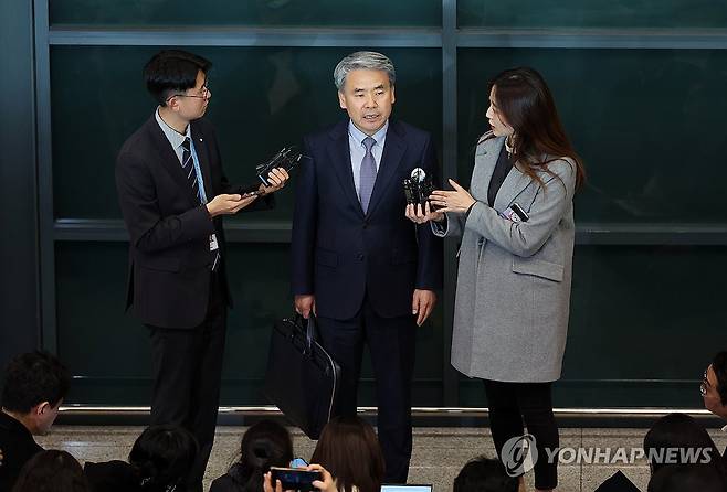 취재진 질문에 답하는 이종섭 대사 (영종도=연합뉴스) 김성민 기자 = 해병대 채모 상병 순직 사건 외압 의혹으로 수사받는 이종섭 주호주 대사가 21일 인천 영종도 인천국제공항 제1터미널을 통해 귀국해 취재진 질문에 답하고 있다. 2024.3.21 [공동취재] ksm7976@yna.co.kr