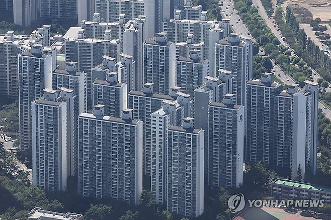 강남 아파트 월세매물이 전세 추월 (서울=연합뉴스) 임화영 기자 = 6·27 대출 규제 여파로 아파트 전세의 월세화가 빨라질 거라는 전망이 나오는 가운데, 서울 아파트 월세 수요가 3년 8개월 만에 가장 높은 수준을 기록한 것으로 나타났다.
    대출 규제 이후 강남에서는 아파트 전세보다 월세 물건이 더 많아졌다.
    27일 한국부동산원에 따르면 지난 6월 서울 아파트 월세수급지수는 103.2로, 2021년 10월(110.6) 이후 가장 높았다.
    월세수급지수가 100을 넘는다는 것은 수요가 공급보다 강하다는 뜻이다.
    사진은 27일 서울 시내 한 부동산에 게재된 월세 매물 안내문. 2025.7.27 hwayoung7@yna.co.kr