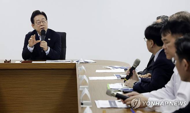 SPC공장 직접 찾은 李대통령 "죽지않는 사회 만들겠다" [연합뉴스 자료사진]