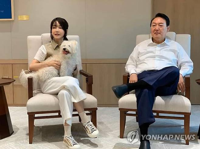 윤 대통령 내외 집무실에서 '반려견과 함께' (서울=연합뉴스) 윤석열 대통령과 김건희 여사가 용산 대통령실 집무실에서 반려견과 함께 시간을 보내는 모습이 SNS를 통해 29일 공개됐다. 2022.5.29 [페이스북 건희사랑 캡처. 재판매 및 DB 금지] photo@yna.co.kr