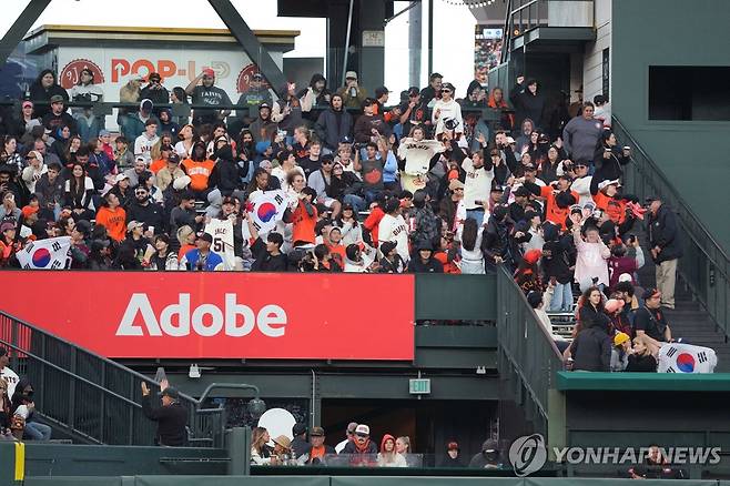 이정후와 김하성 경기를 보기 위해 경기장을 찾은 한국 팬들.   Mandatory Credit: Darren Yamashita-Imagn Images