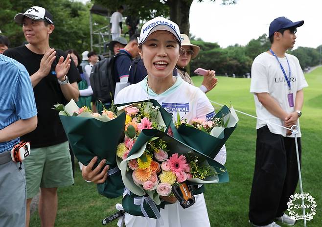 은퇴 경기를 마치고 꽃다발을 받는 최혜용. [KLPGA 제공. 재판매 및 DB 금지]