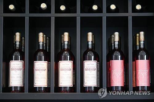 러시아 크라스노다르산 와인 (골리비츠카야 <러시아 크로스노다르주> 타스=연합뉴스) 2025년 7월 19일 러시아 크로스노다르주 골루비츠카야 마을의 코자 후토르 농장 와이너리에 진열된 와인. 2025.8.17.