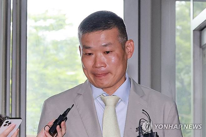 김동혁 전 국방부 검찰단장, 해병특검 출석 (서울=연합뉴스) 신현우 기자 = 김동혁 전 국방부 검찰단장이 15일 피의자 신분으로 조사받기 위해 서울 서초구 순직해병특별검사팀에 출석하고 있다.
    특검팀은 지난 13일 김 전 단장을 불러 조사한 바 있다. 2025.8.15 nowwego@yna.co.kr