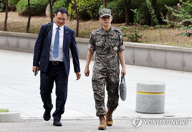 내란 특검 조사 출석하는 김용대 드론작전사령관 (서울=연합뉴스) 이동해 기자 = 김용대 드론작전사령관이 17일 내란특검 사무실이 마련된 서울 서초구 서울고검에 조사를 받기 위해 출석하고 있다. 2025.8.17 eastsea@yna.co.kr